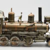 Miniaturmodel einer alten Dampflok in Gold- und Bronzetönen – Bild 2