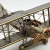 Miniaturmodel eines bewaffneten Doppeldeckerflugzeuge in Gold- und Bronzefarben – Bild 2