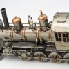 Miniaturmodel einer alten Dampflok in Gold- und Bronzetönen – Bild 3