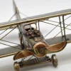 Miniaturmodel eines bewaffneten Doppeldeckerflugzeuge in Gold- und Bronzefarben – Bild 3