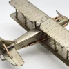 Miniaturmodel eines bewaffneten Doppeldeckerflugzeuge in Gold- und Bronzefarben – Bild 4
