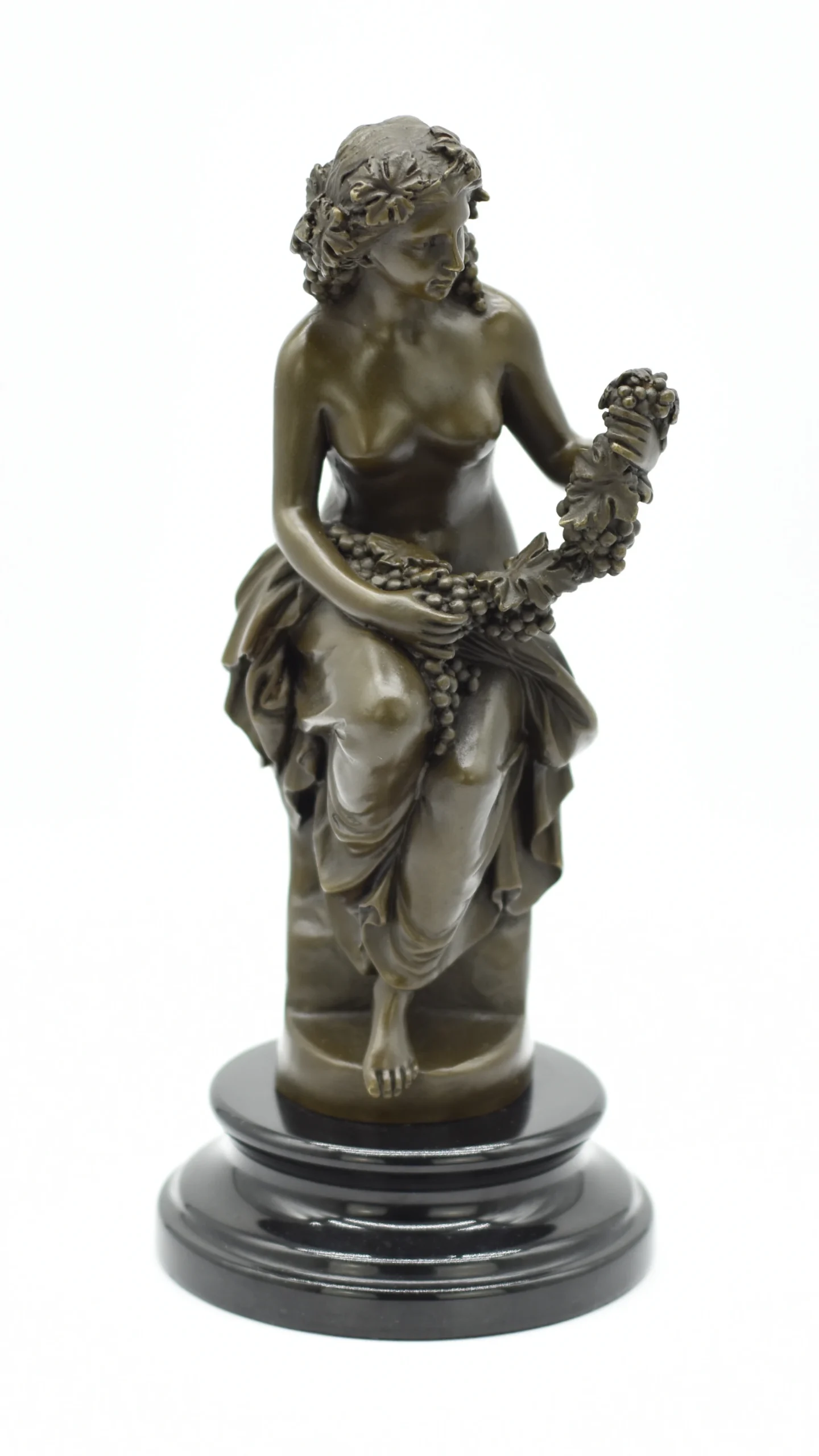 Bronzestatue einer halbnackten Frau bei der Weinlese