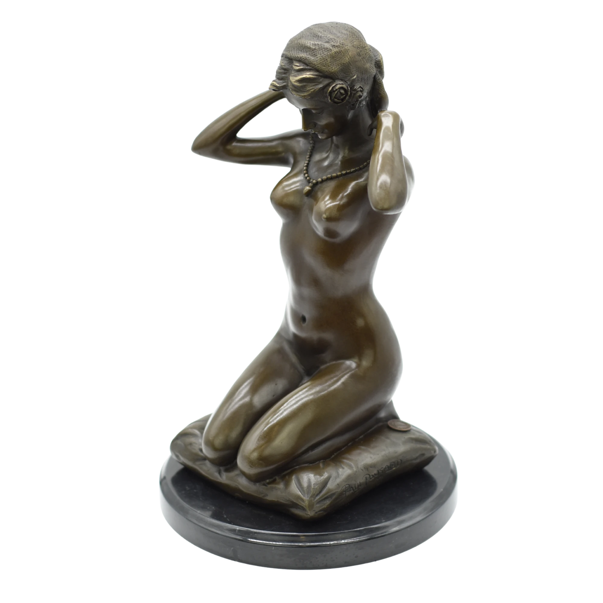 Bronzestatue einer nackten Frau mit einer Halskette, grün-rote Patina
